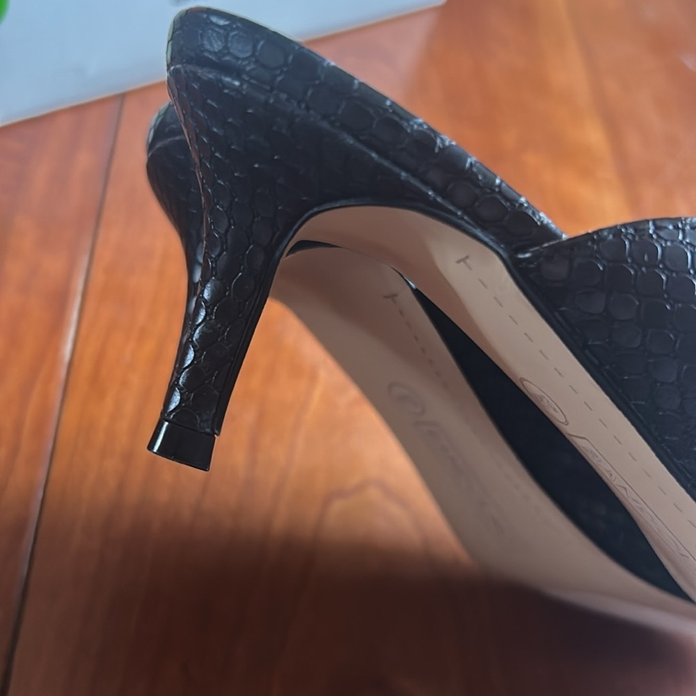 Bandolino Womens Myna 3 Black Faux Leather Slip On Kitten Heels Shoes NWT sz 8 - Picture 4 of 8